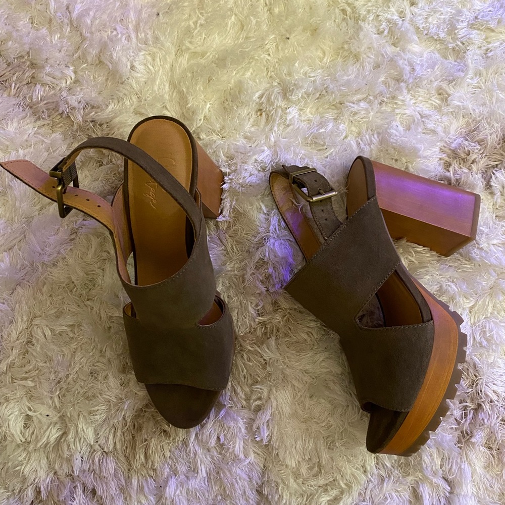 ✨ Crown Vintage platform sandals ✨